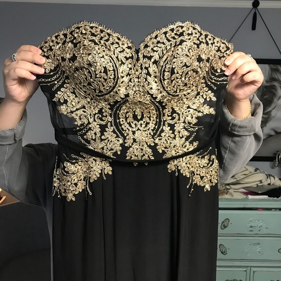 Catchet gold fitted prom dress. - Picture 4 of 5